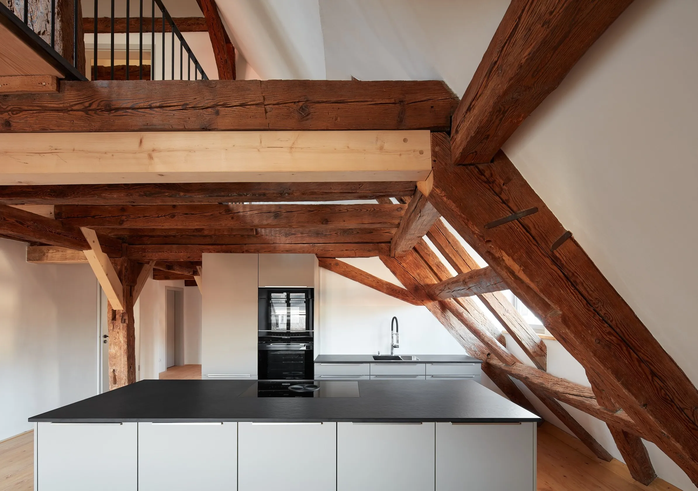 Innenansicht einer modernen Küche eines ausgebauten Dachgeschosses in der Alten Mühle Aach