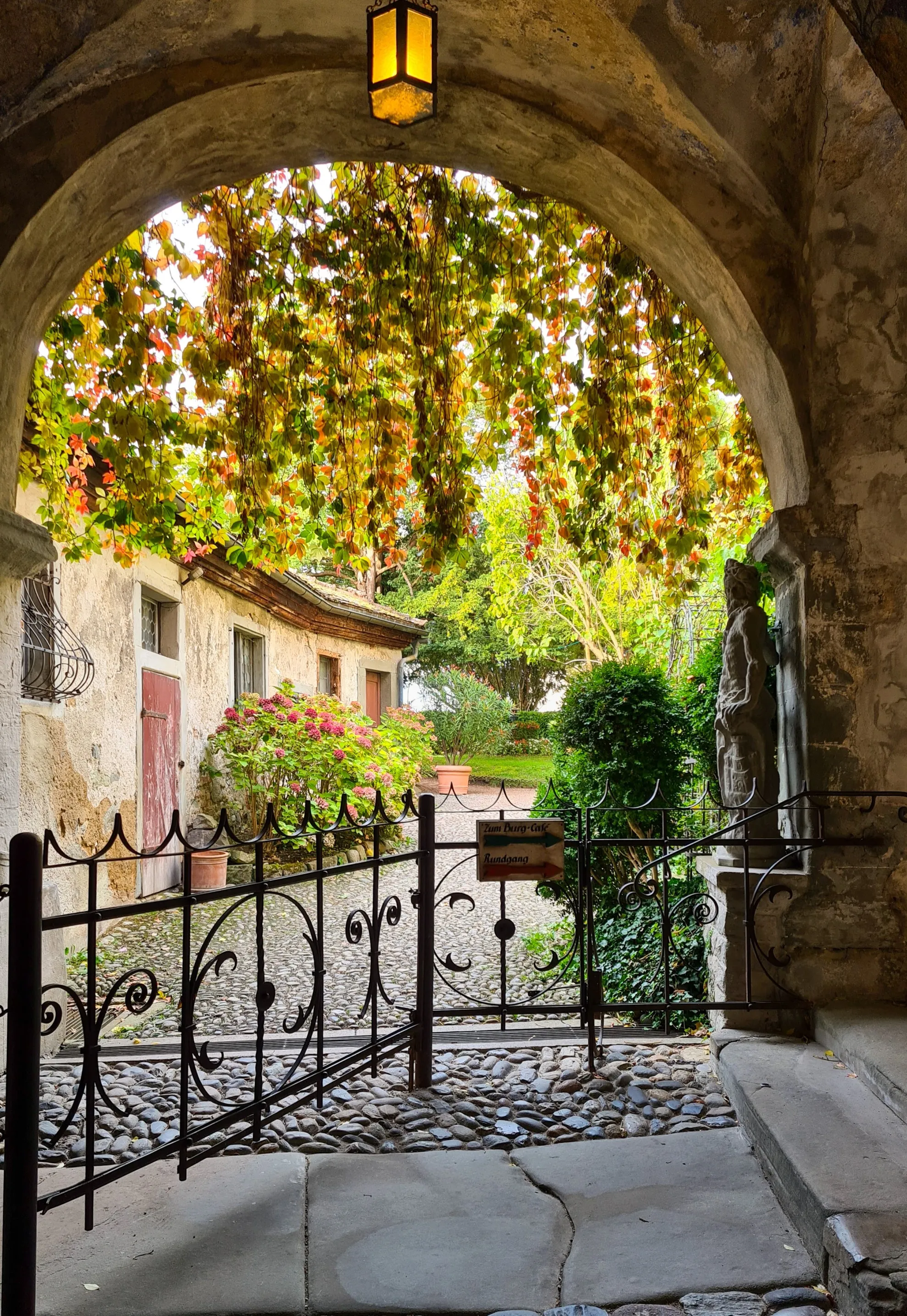 Eingang zur Burg Meersburg mit Blick in den Innenhof