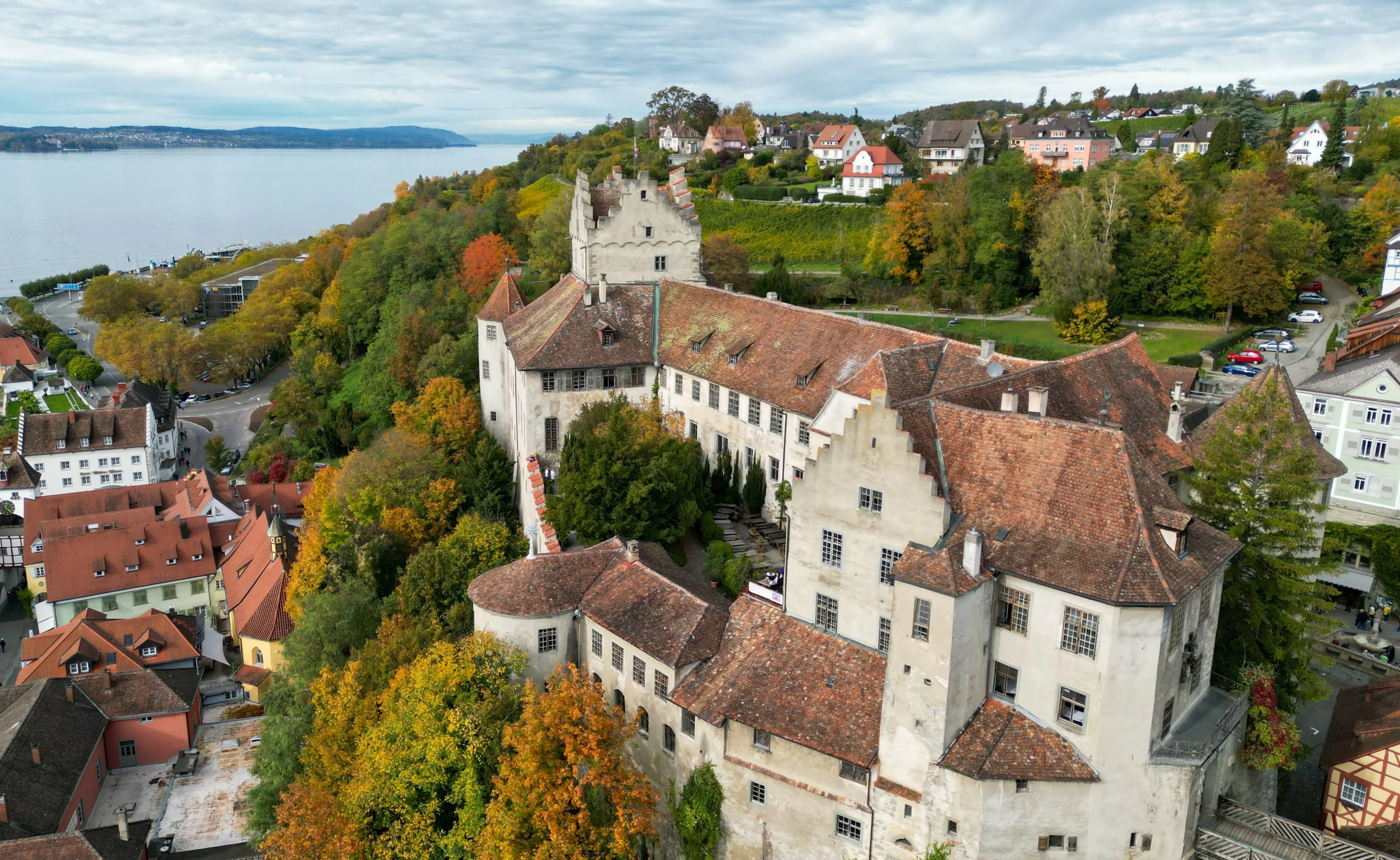 Luftaufnahme der Südseite der Burg Meersburg im Herbst.