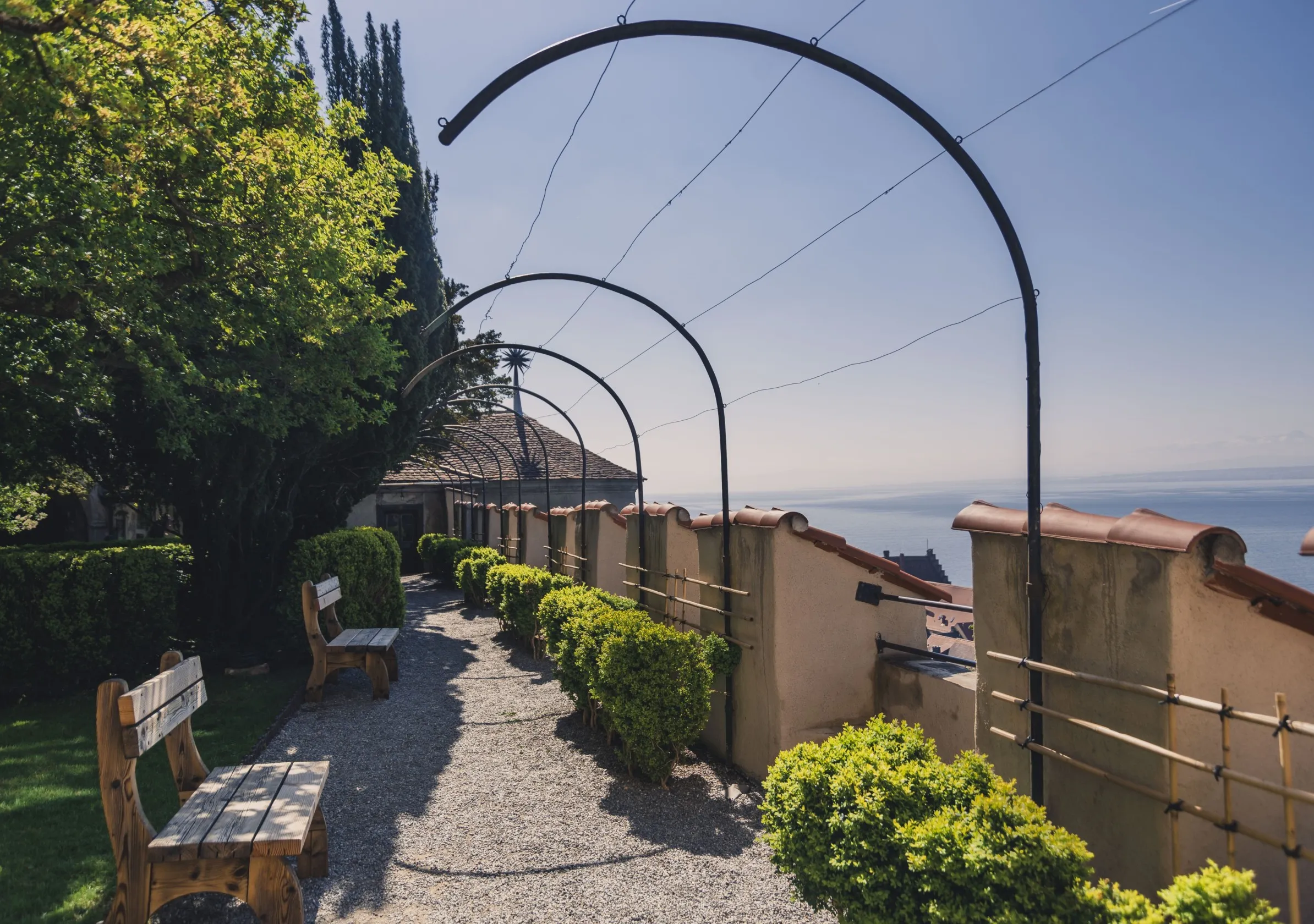 Garten der Burg Meersburg mit Zinnen und Blick auf den Bodensee