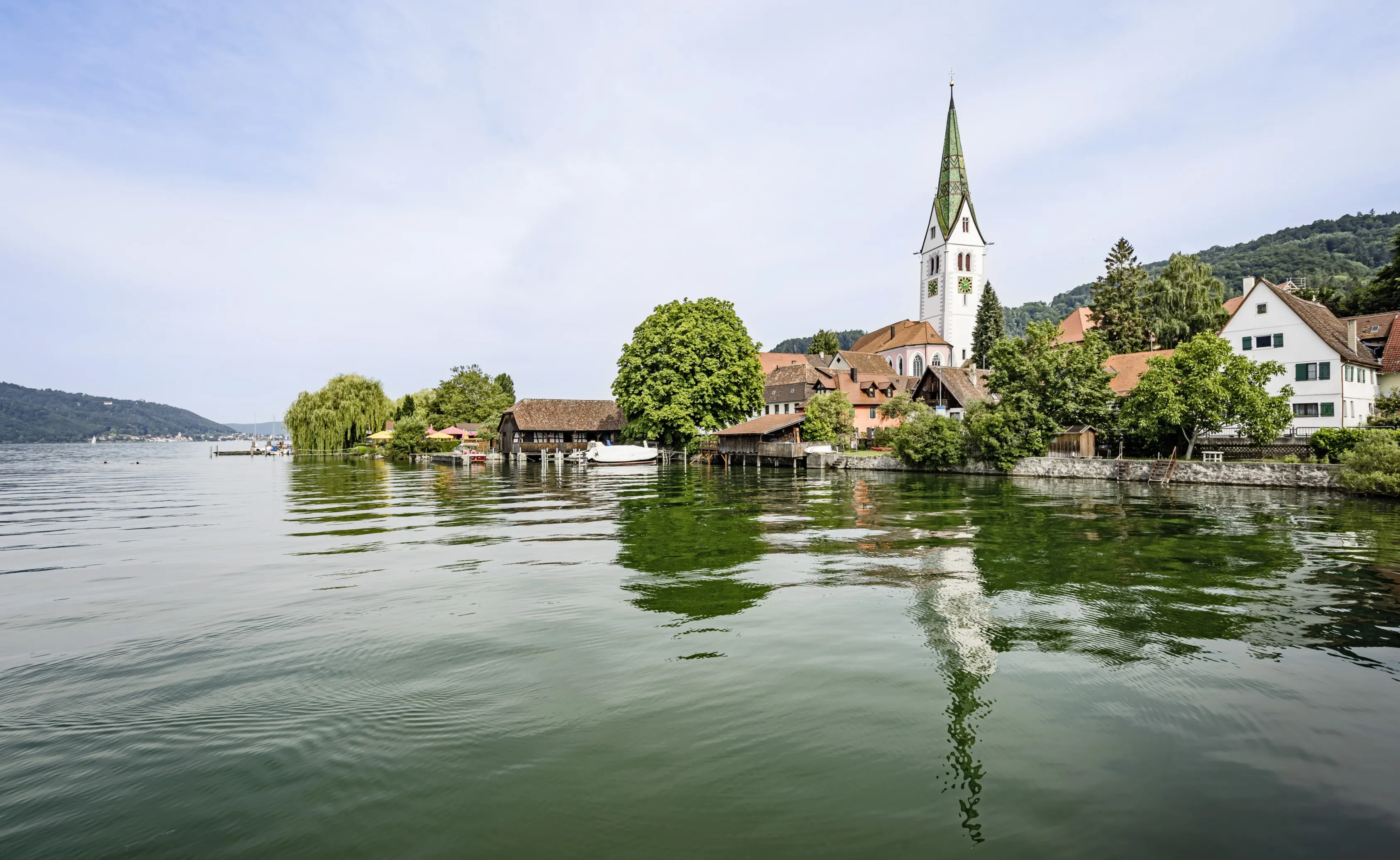 Aufname des Ortes Sipplingen vom Bodensee aus aufgenommen. Im Vordergrund das Wasser, im Hintergrund der Ort Sipplingen mit herausragendem Kirchturm